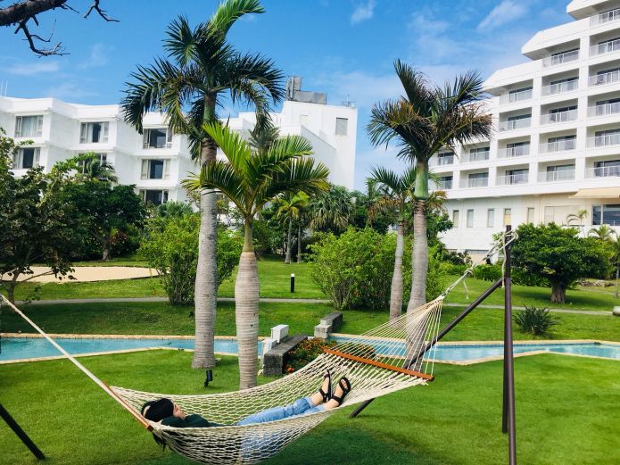 リゾートホテルでくつろぐ女性