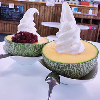 富良野には、なんとメロンの上にアイスクリーム!!!こんな邪悪な存在があるとは、、、あっという間に完食!!