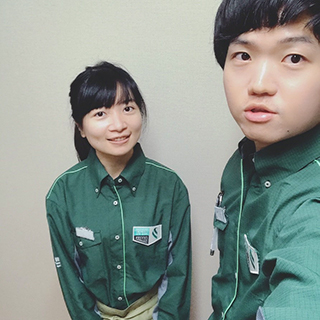 勤務先の制服姿。もう毎回恒例♪同じく忘れずに記念写真!