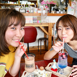不思議の国のアリスの世界が広がるカフェを発見!たまたま歩いていたら見つけたカフェで、しかも可愛くて一気にテンションUP!