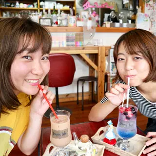 不思議の国のアリスの世界が広がるカフェを発見!たまたま歩いていたら見つけたカフェで、しかも可愛くて一気にテンションUP!
