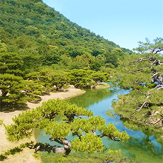 高松市街地にある栗林公園