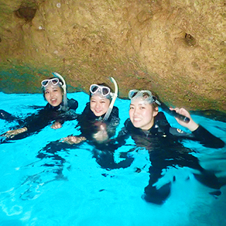 青の洞窟の撮影スポットにて♪初めて見る沖縄の海と海中に友人もハマってくれました！3人とも調理科卒業なので魚を見る度に食べ方やさばき方の話に…(笑)