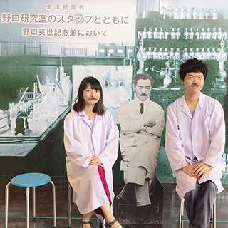 千円札の野口英世の出生地の博物館を見学。記念に医学助手の姿に化けて一緒に写真を撮った！