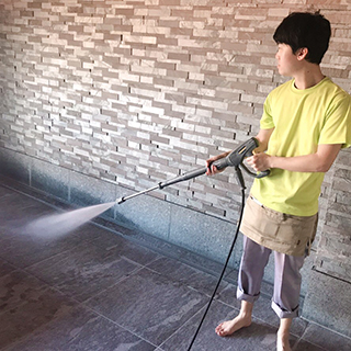 私が大浴場を掃除する姿。こういう高圧洗浄器で洗浄するのが初めてで新鮮。もちろん操作中は安全第一に!