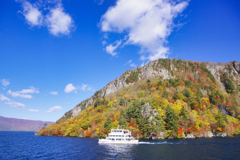 紅葉シーズンの十和田湖