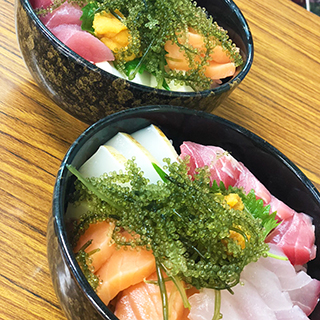 牧志公設市場にて！沖縄のお魚さんの海鮮丼♪とってもおいしかったです！