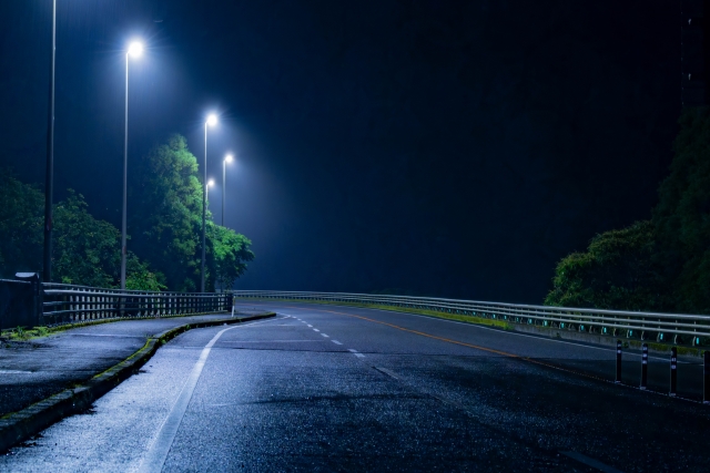 4.外は真っ暗！早朝や夜道の通勤が怖い                           