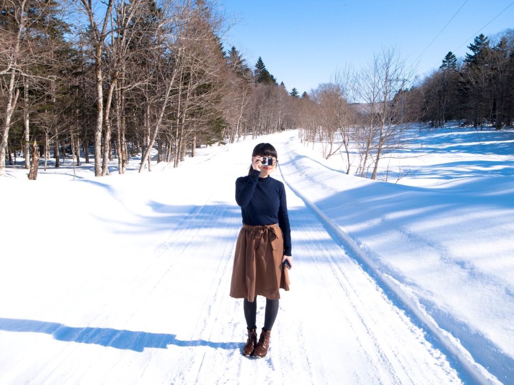 冬にリゾートバイトを楽しむ女性