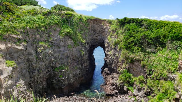 鬼が踏んで出来たと言われる巨大穴