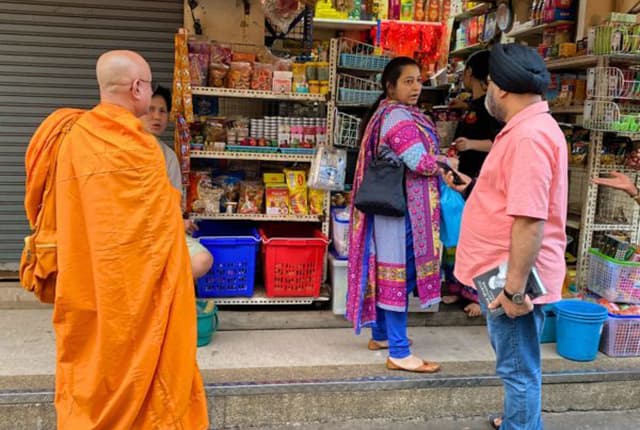 タイ人の僧侶とターバンを巻いたインド人