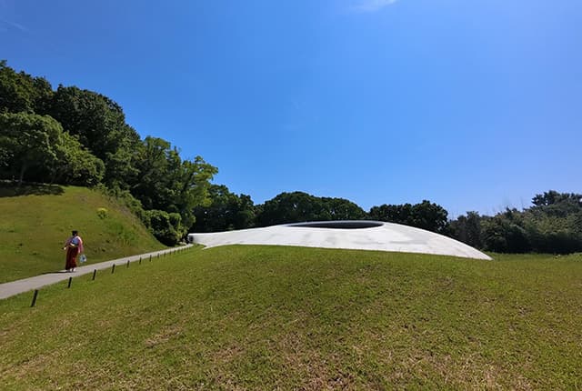 豊島美術館