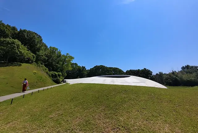 豊島美術館