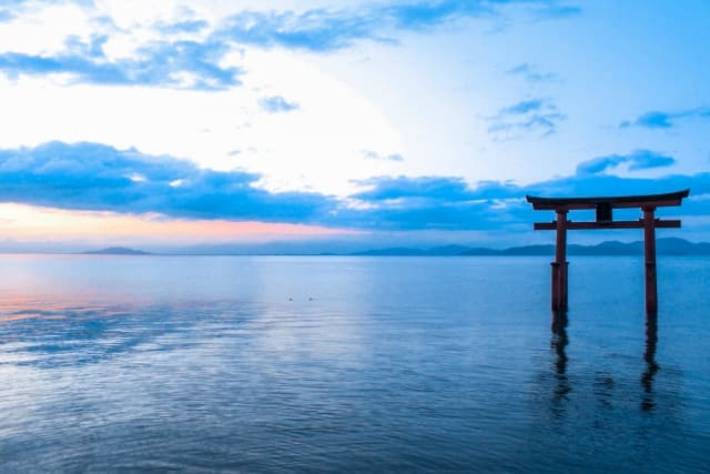 琵琶湖に浮かぶ鳥居