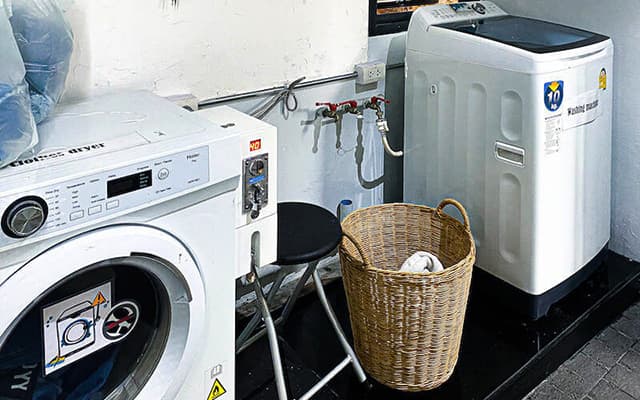 洗濯機と乾燥機を設備しているドミトリー