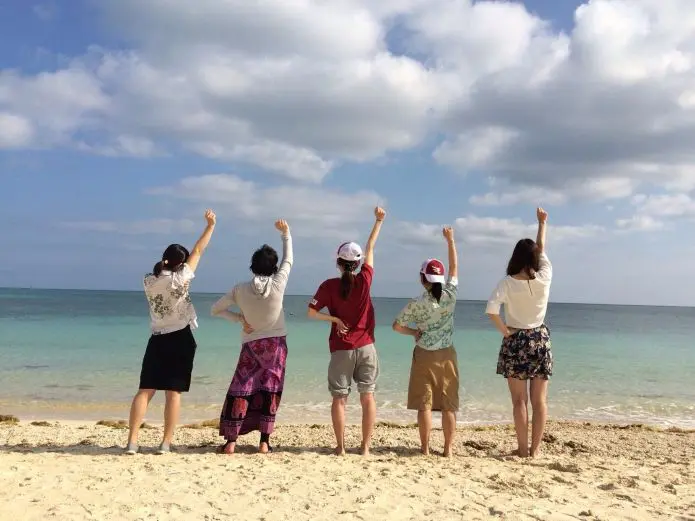 リゾートバイトを楽しむ学生