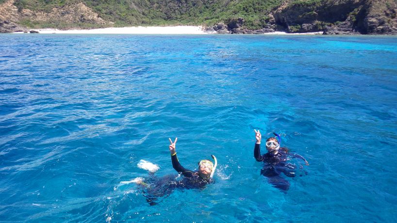 リゾートバイトでシュノーケリングを楽しむ女性