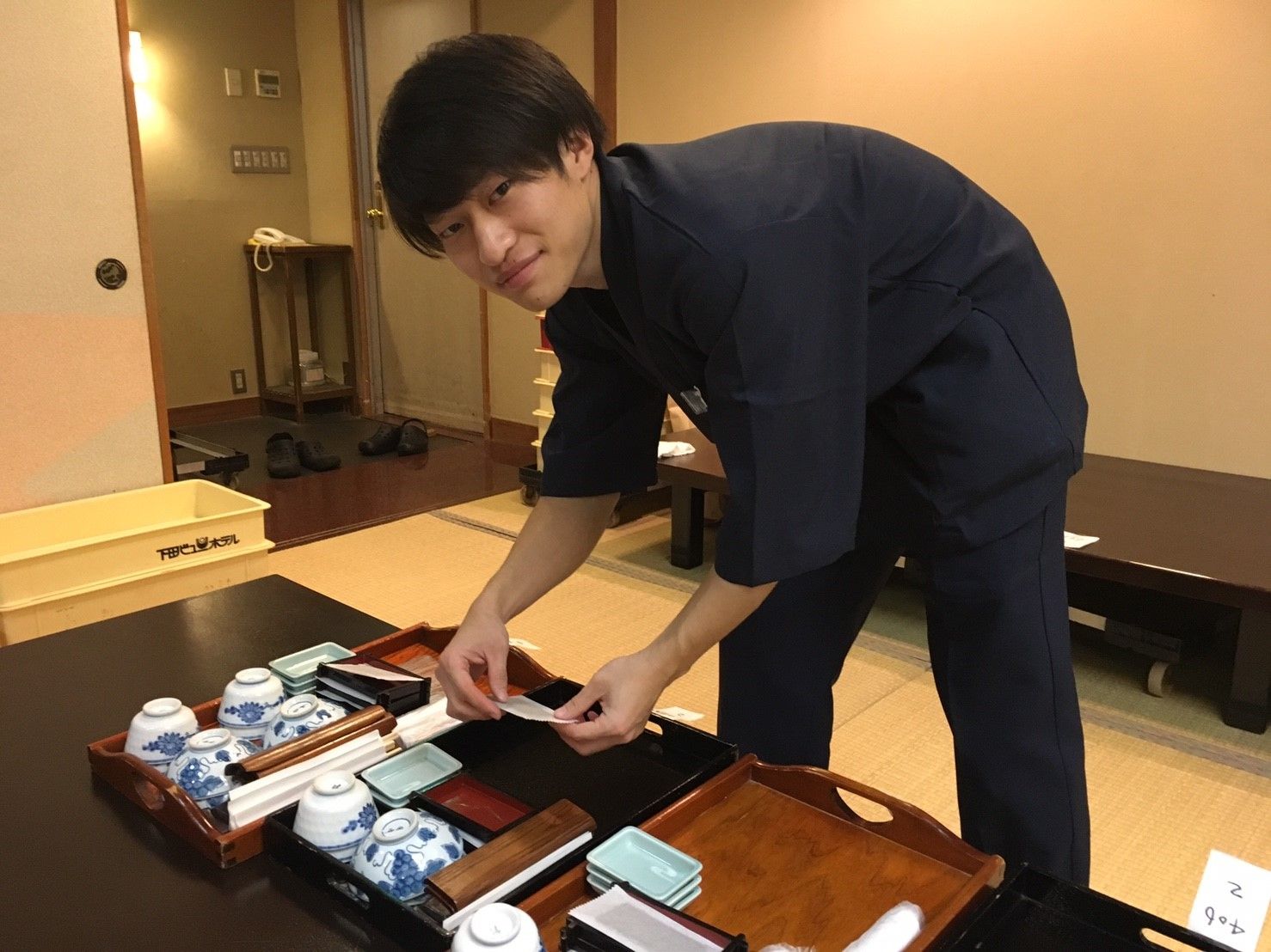 ホールで働くリゾートバイトスタッフ