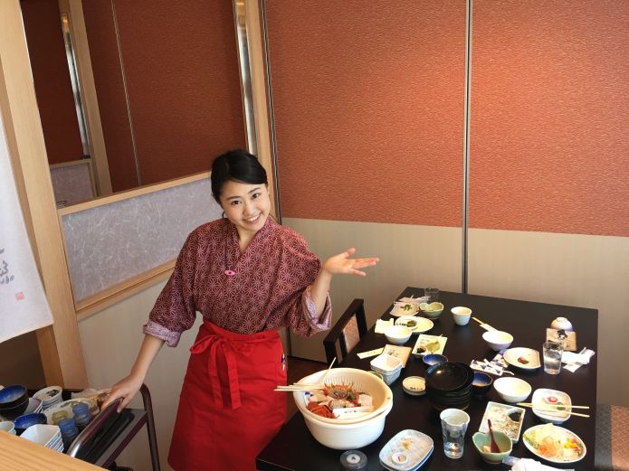 ホールで働く女性