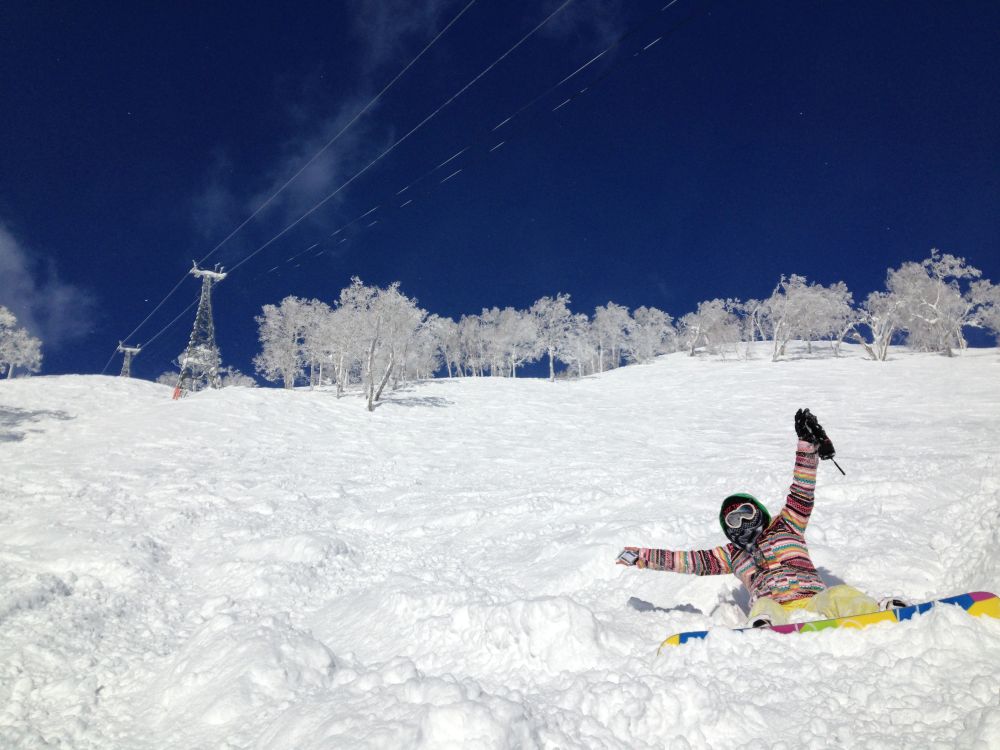 ニセコでスキーを満喫する休日