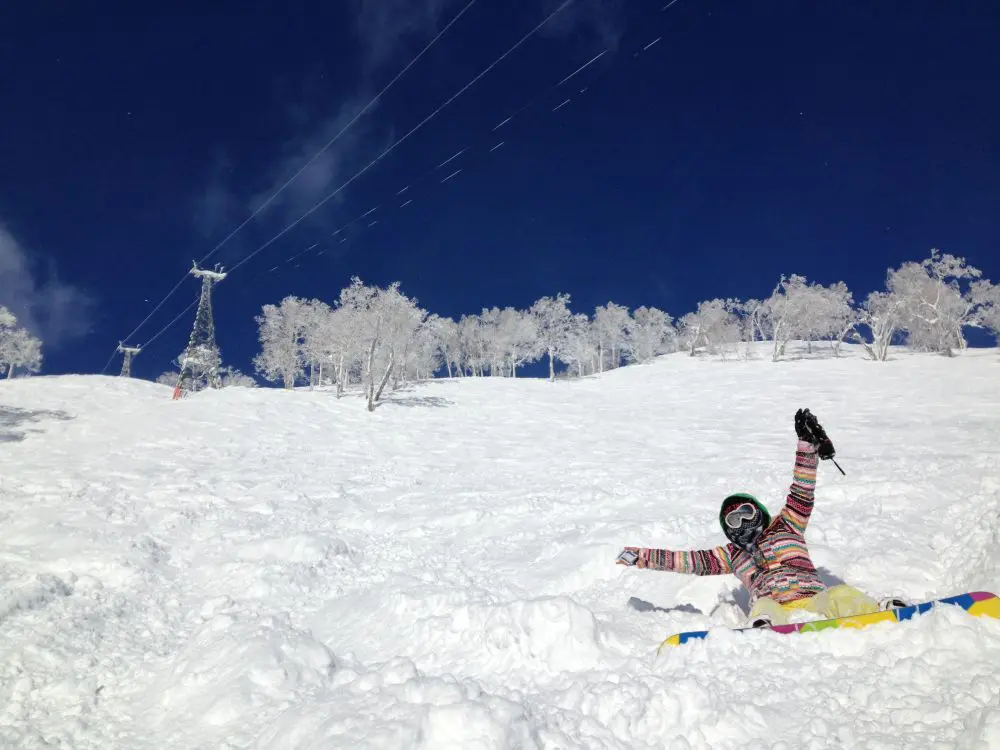 ニセコでスキーを満喫する休日
