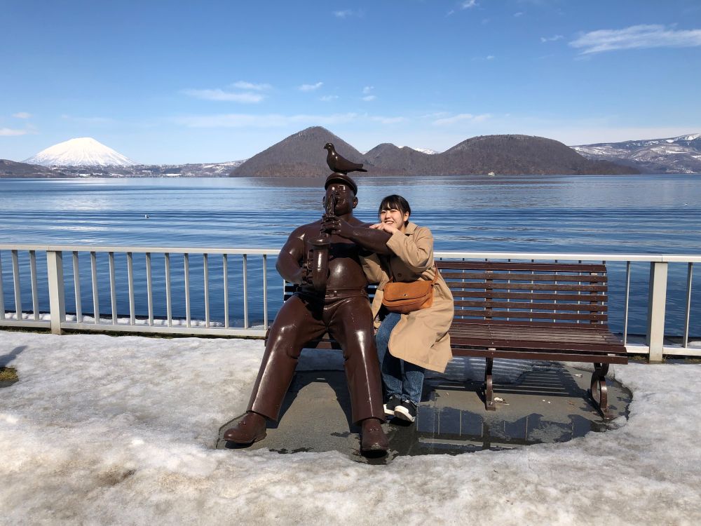 洞爺湖温泉で観光を楽しむ女性