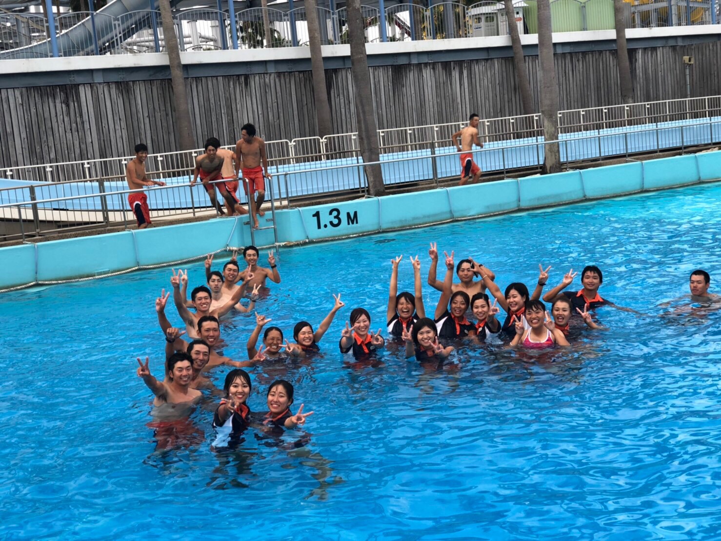 プールで遊ぶリゾバスタッフ