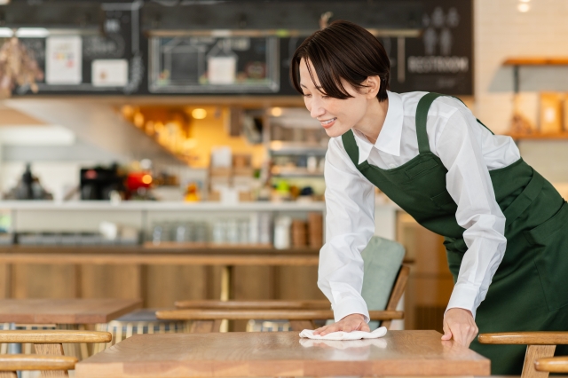 カフェ・ラウンジで働く女性