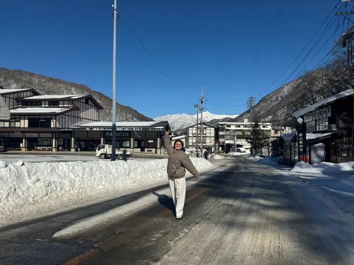 住込みバイトで働く女性