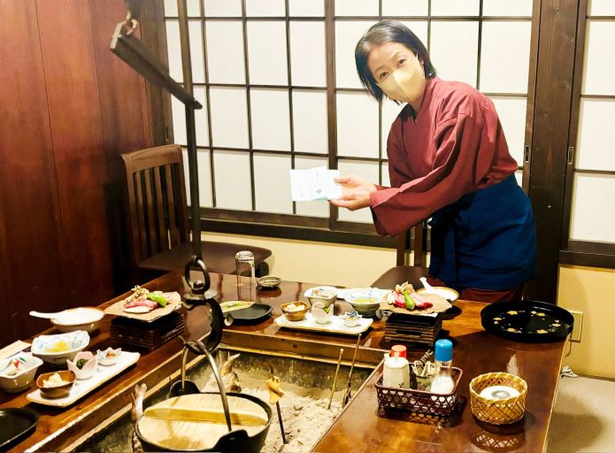 リゾートバイトで客室業務を行う女性