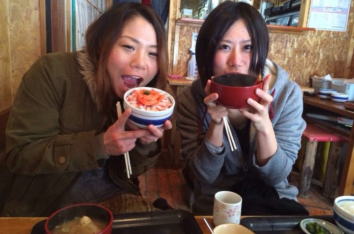 おいしいものを頬張る