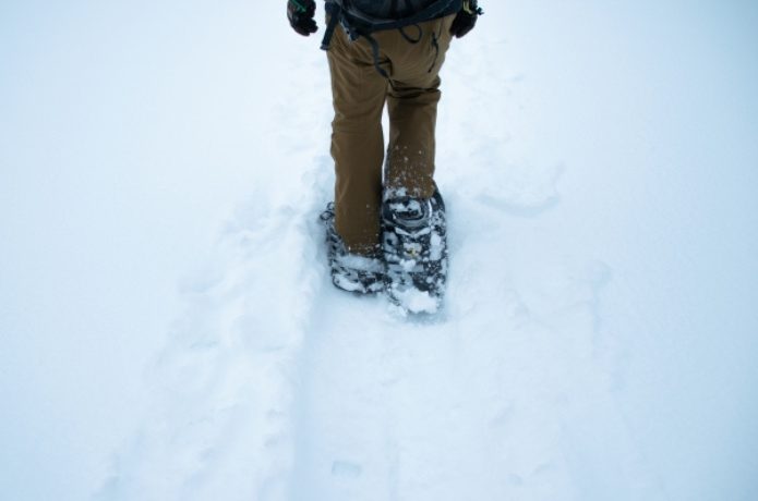 銀世界の中をゆっくり歩く「スノーシュー」