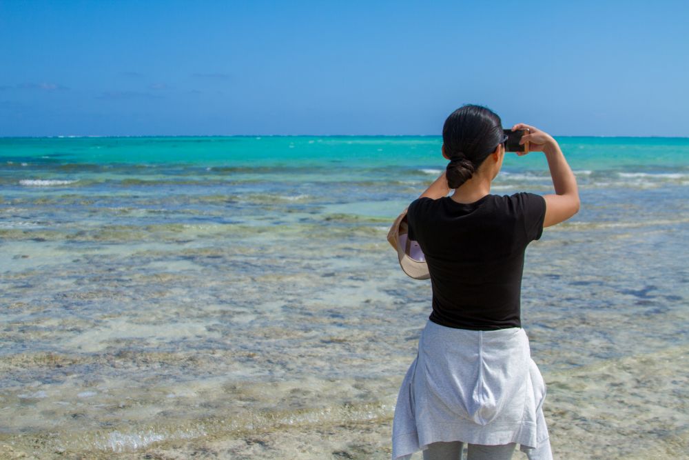 久米島の海をのぞむ女性