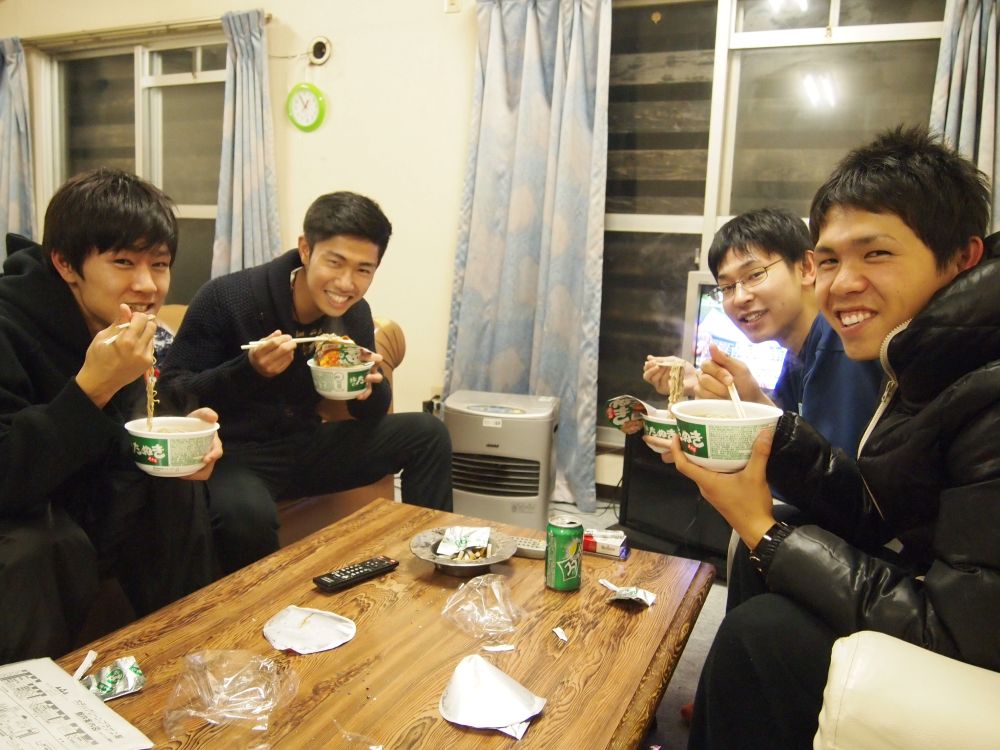 休憩時間に食事を楽しむリゾバスタッフ