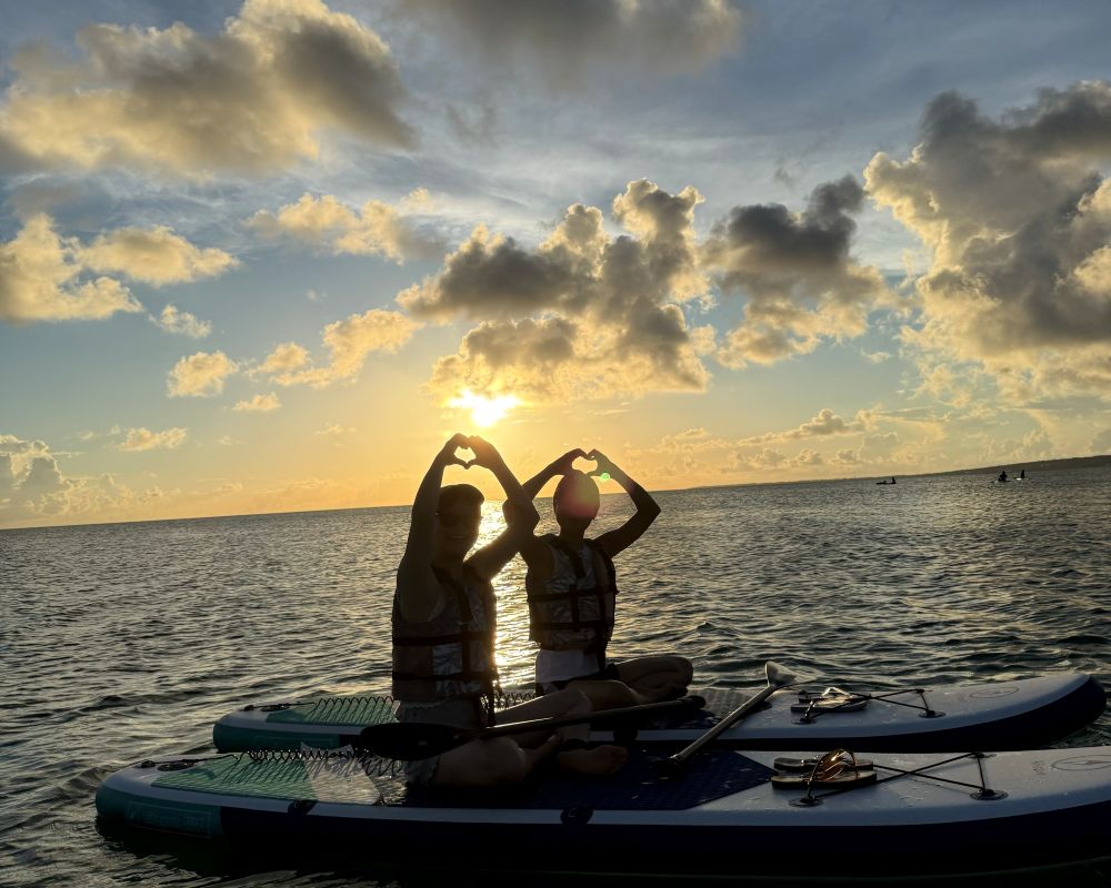 リゾバの休日SUPを楽しむ二人