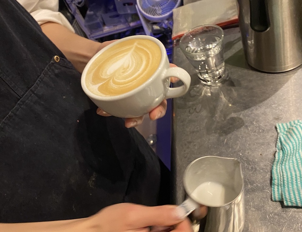 （カフェスタッフでの仕事の様子）