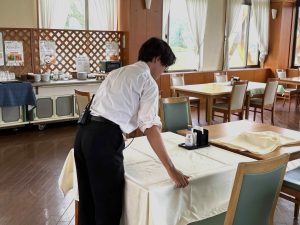 ホールで働く男性