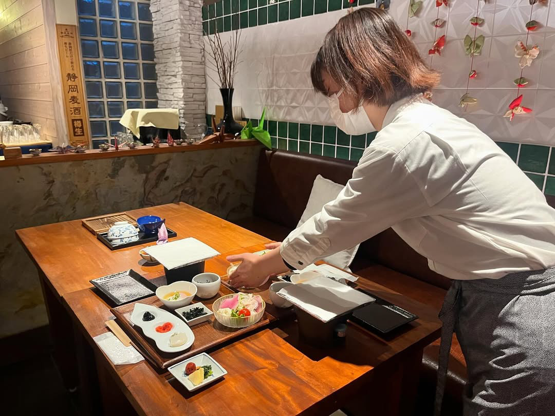 ホールで働く女性スタッフ