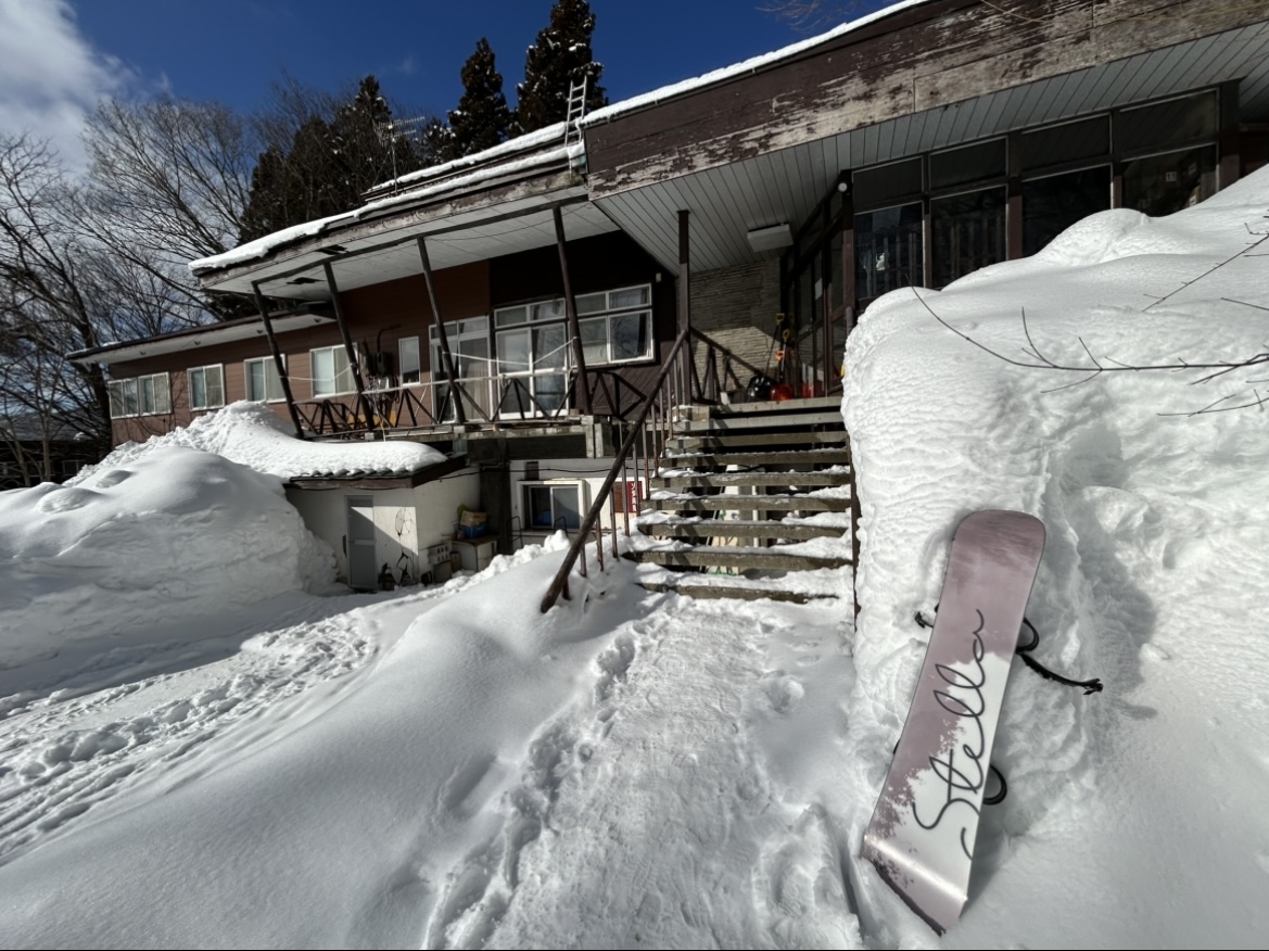 雪に覆われた建物