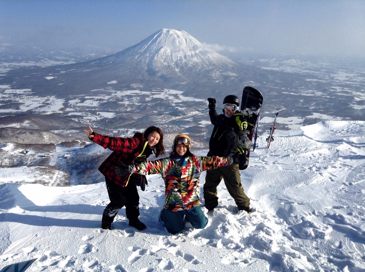 ニセコでスキーを楽しむリゾバスタッフ
