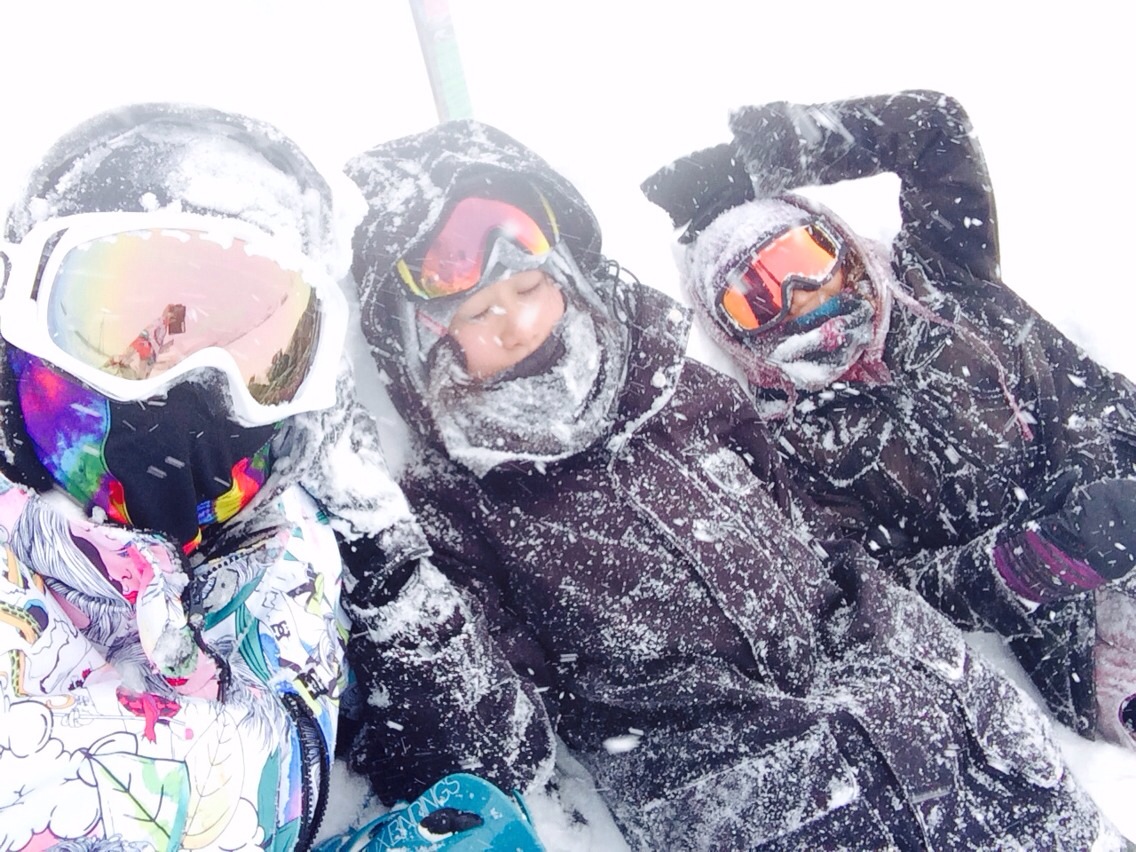 スキーを楽しむ女性