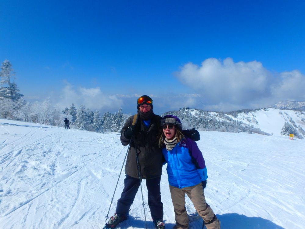 外国人スキー客と交流を楽しむスタッフ