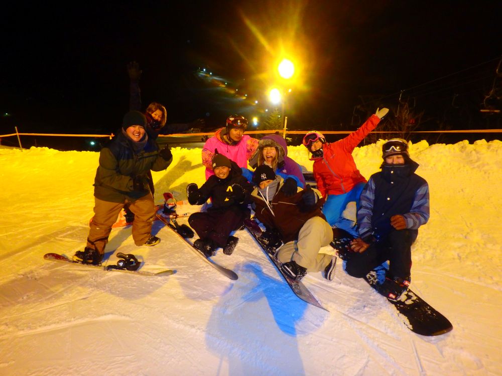ナイターを楽しむスキーヤ―