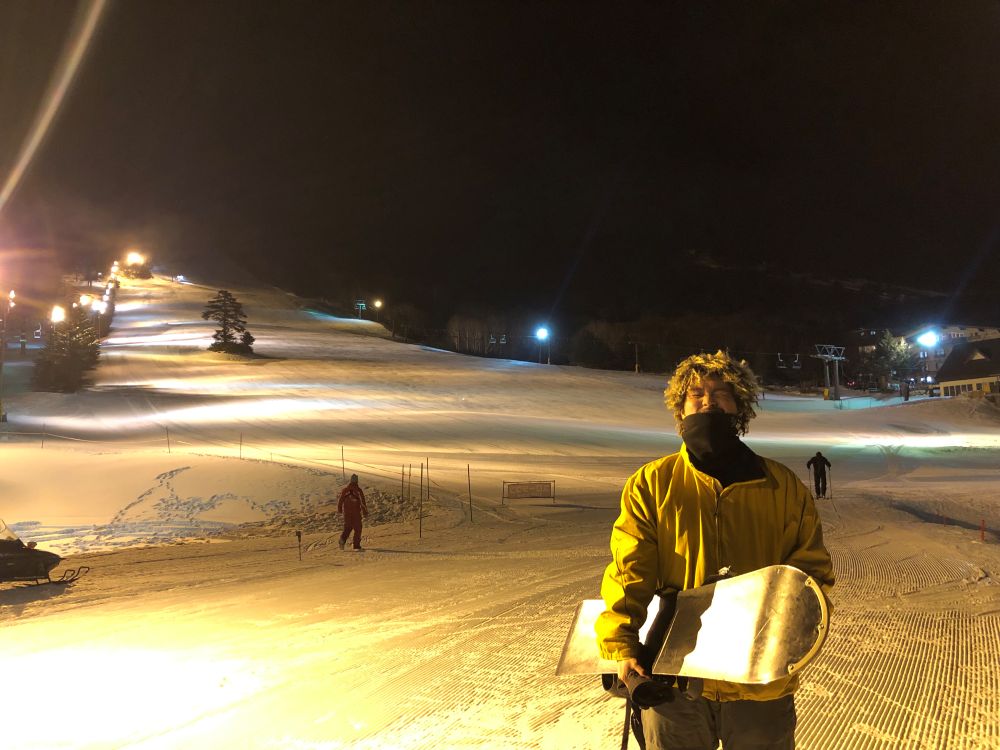 ナイター営業中のスキー場