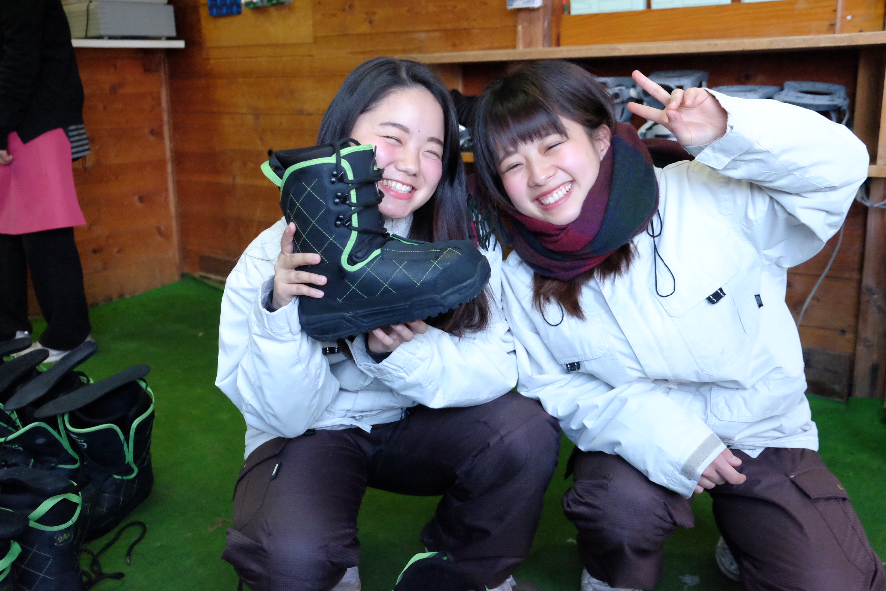 レンタル受付で働くスタッフ