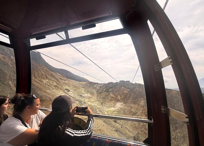 ロープウェイの車窓からの景色
