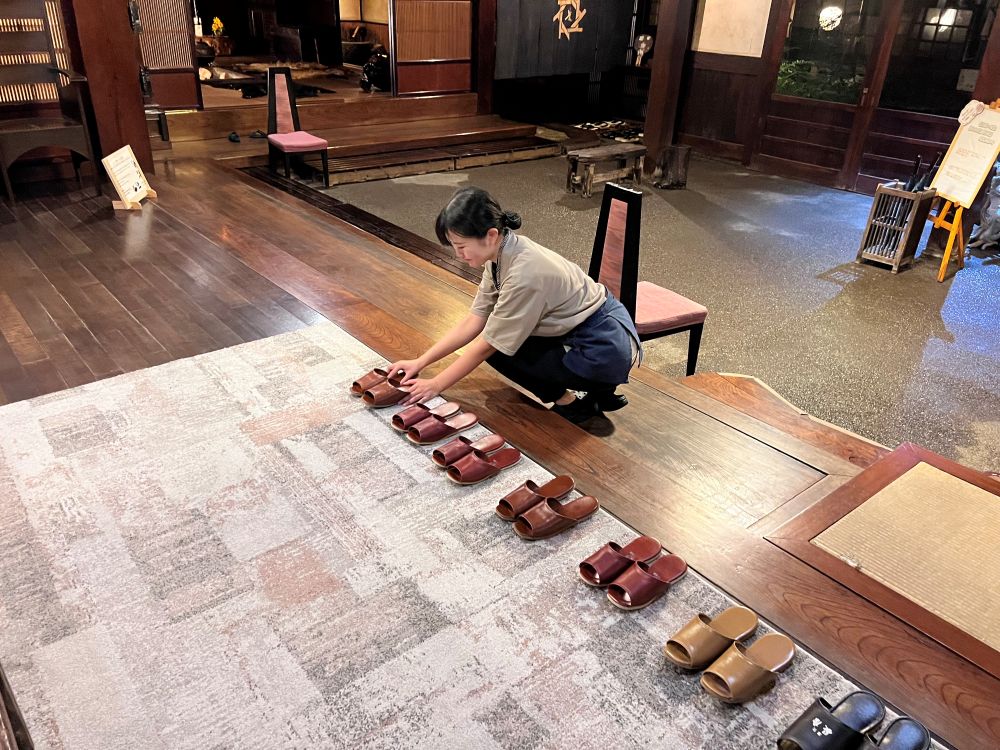 旅館でリゾートバイトをする女性