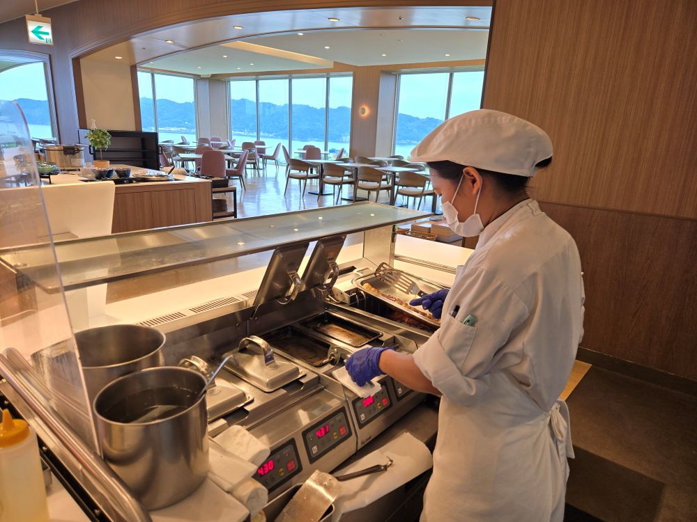 レストランで働くリゾバスタッフ