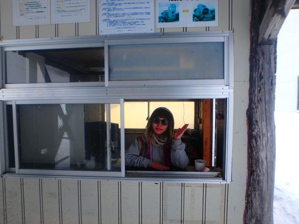 スキー場で働く女性