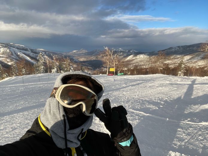 リゾートバイトでスキーを楽しむ女性